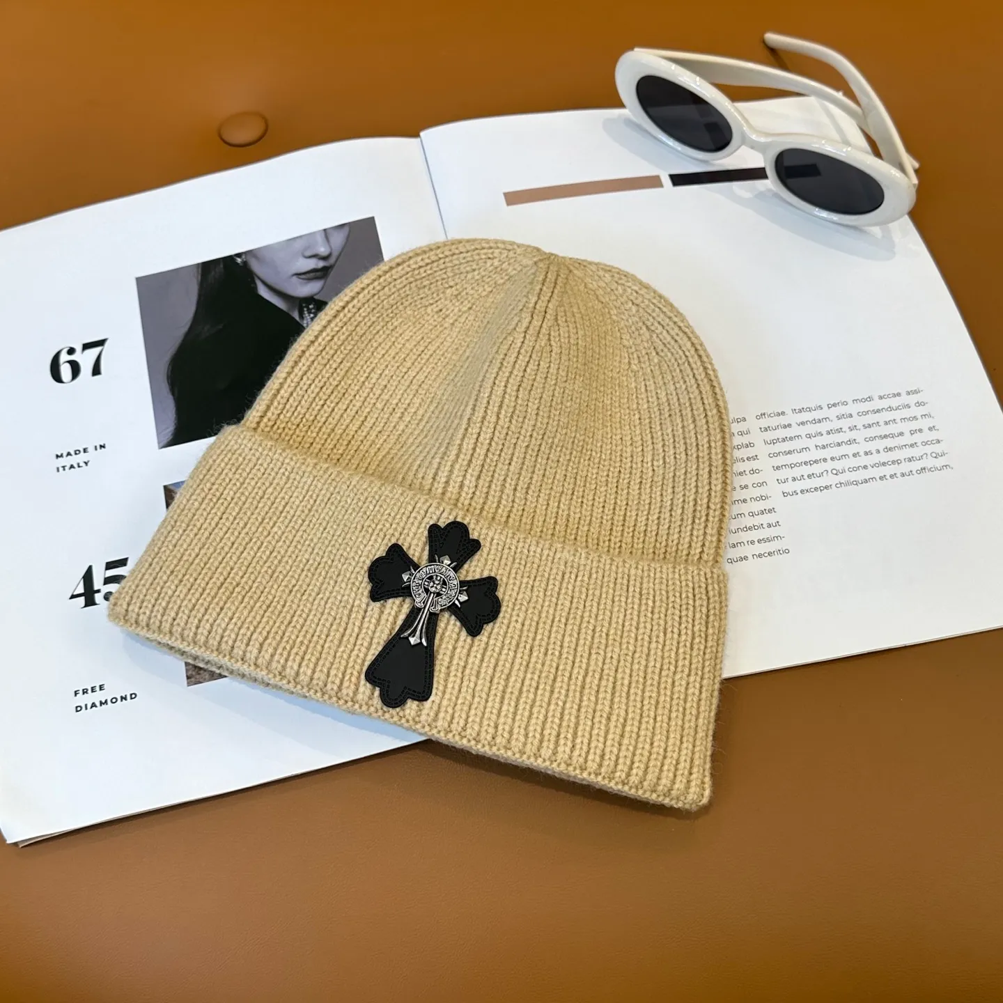 P46 🤍Chrome hearts new autumn and winter cross knitted hat🧶 One of the must-have hats in autumn and winter~ It really looks good on whoever wears it~, it is also a perfect match in black and white and gray in autumn~
